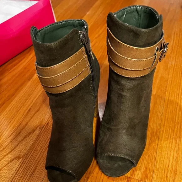 Just fab olive green booties - Picture 1 of 4